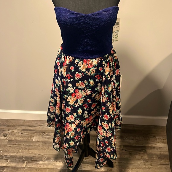 Strapless Navy and Flowery Dress with open back plus size XXL NWT - Picture 3 of 9